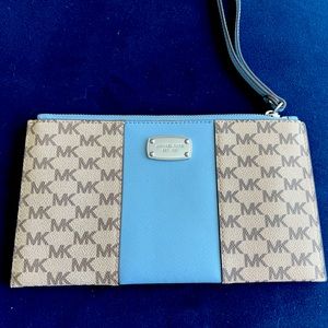 NWOT Michael Kors Logo Jet Set Travel Wristlet w/Blue Stripe.